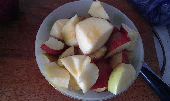 Нарежем яблоки кусочками