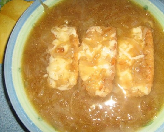 луковый суп «ДˈАртаньян» на свином бульоне