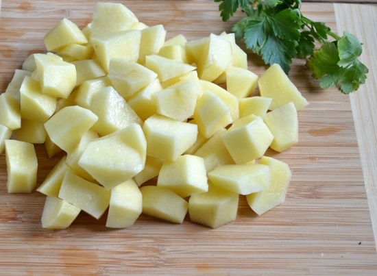 Картофель чистим и нарезаем