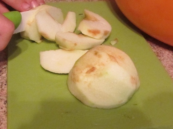 Нарезаем яблоки тоненькими дольками