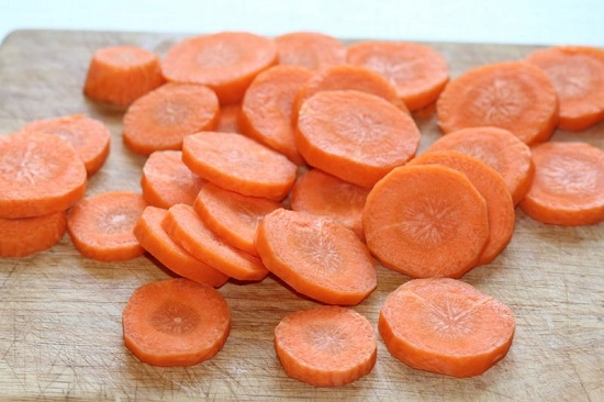 Морковь нарезаем красивыми нетолстыми кружочками