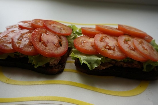 вкуснейший бутерброд с печенью трески с листьями салата и свежими томатами