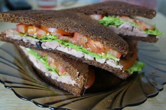 вкуснейший бутерброд с печенью трески с листьями салата и свежими томатами