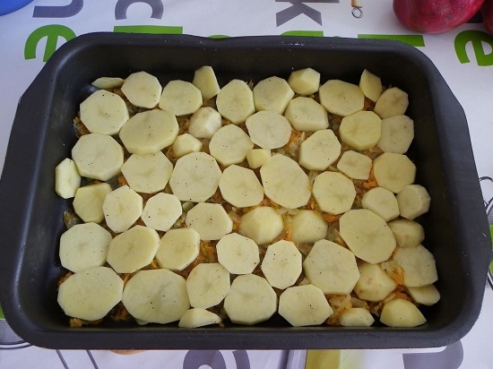Приправим картофель солью и смесью перцев
