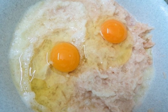 В картофель добавим 2 яйца, соль