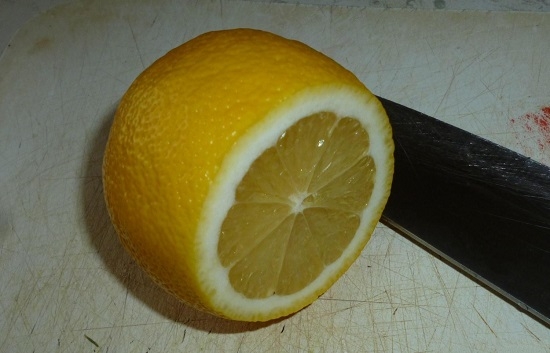 Из лимона выдавим сок