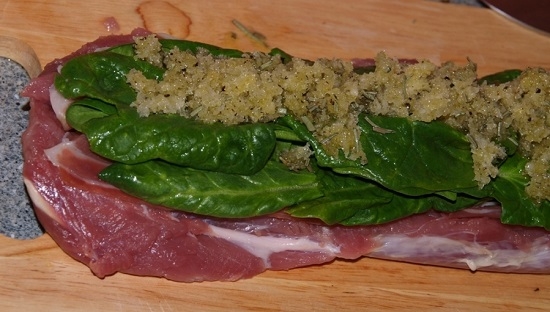 Выкладываем поверх мяса промытые листочки шпината