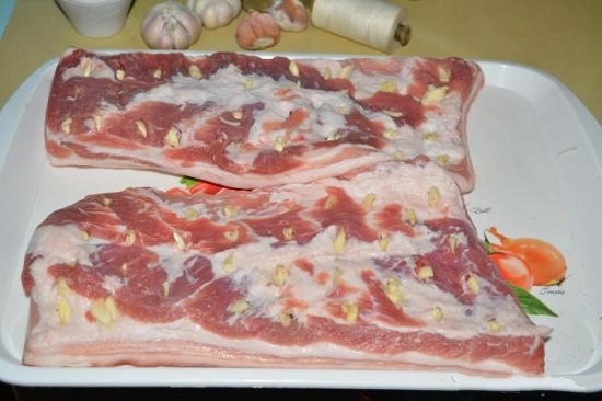 По всей поверхности свинины делаем надрезы