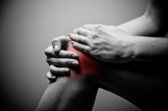 Боли в области колена во время приседания, вставания