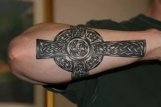 Крест кельтов - тату на руке