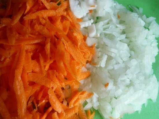 Морковь натираем, лук измельчаем кубиками