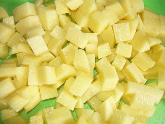 Картофелины чистим и нарезаем кубиками