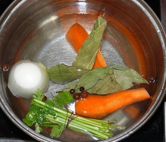 Закладываем в кастрюльку очищенную целую морковь