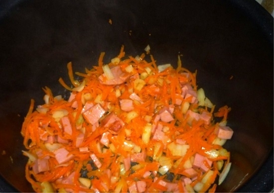 Обжариваем овощи с колбасой