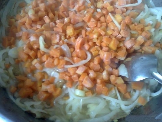 Добавляем морковь в сковороду к луку и пассеруем