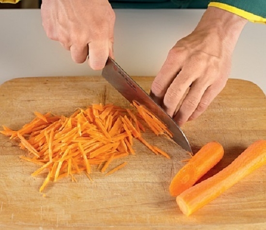 Чистим морковь и промываем