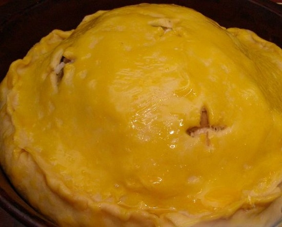 Смажем пирог взбитым яичным желтком