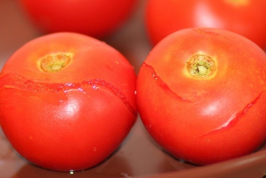Свежие томаты выкладываем в глубокую миску