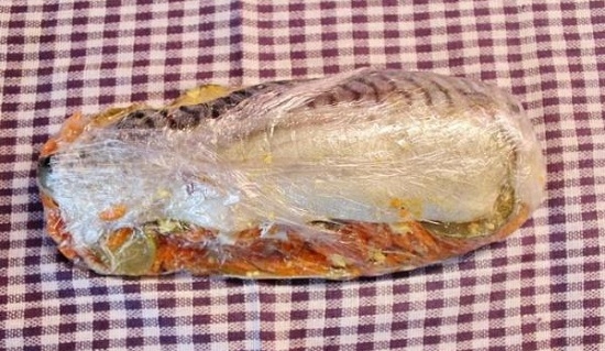 Накрываем овощную начинку второй частью рыбки