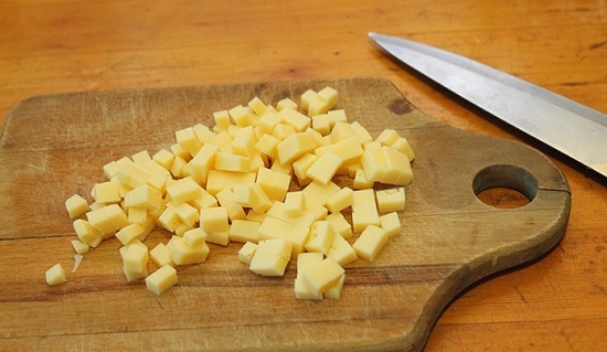 Сыр измельчаем кубиками