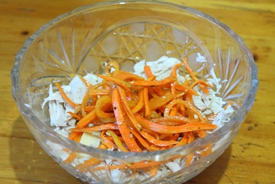 добавляем корейскую морковь и перемешиваем