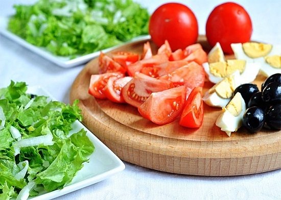 Лучок измельчаем, маслины, яйца и томаты разрезаем