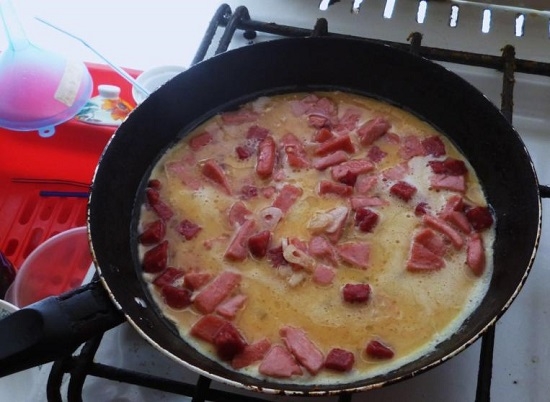 Омлет с колбасой: рецепт приготовления пошаговый