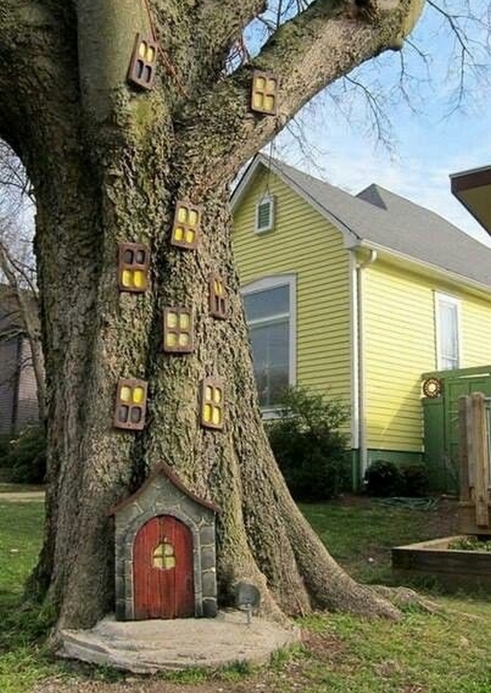 Сказочные домики в дереве в ландшафтном декоре