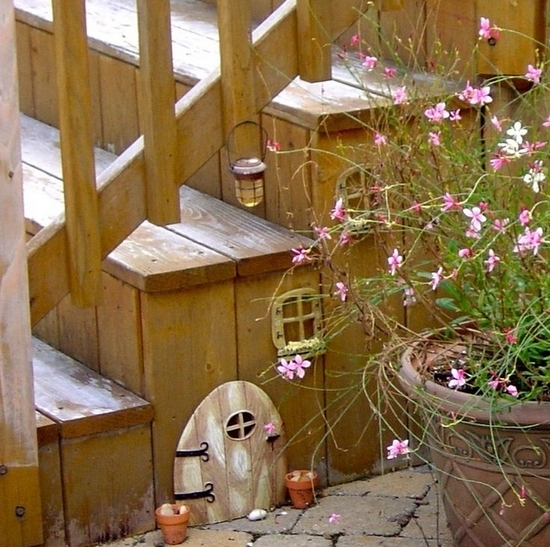 Сказочный домик под лестницей в ландшафтном декоре