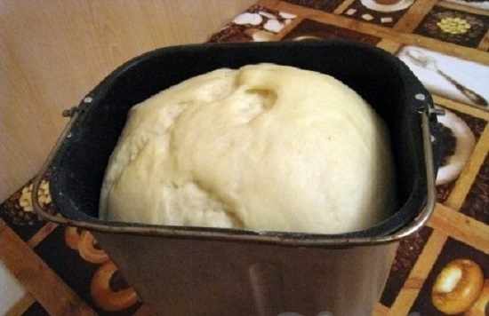 Тесто для плюшек дрожжевое можно замесить и в хлебопечке
