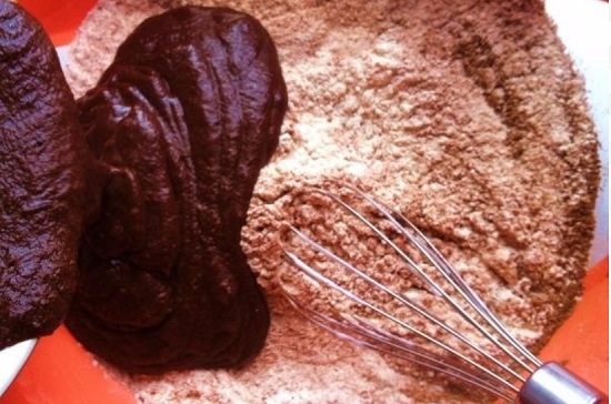 Соединим смесь какао и муки с масляно-шоколадной массой