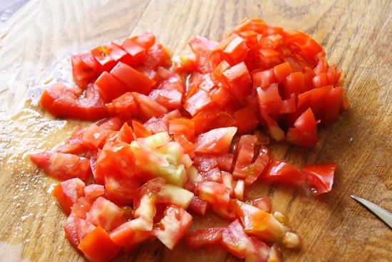 Свежие томаты промоем, обсушим и нарежем