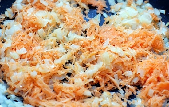 На масле сливочном пассеруем лук и морковь