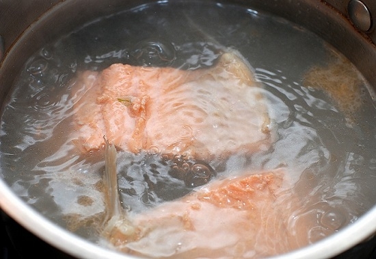 вскипятим воду и выложим в нее порционные кусочки рыбного филе
