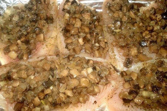 На каждый кусочек рыбки выкладываем приготовленную луково-грибную начинку
