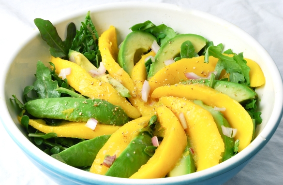 Фруктовый салат из манго с авокадо