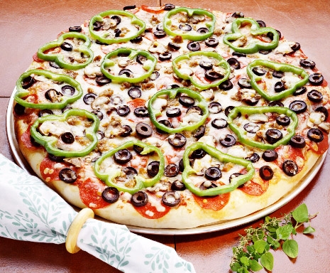 Постная пицца с грибами и оливками