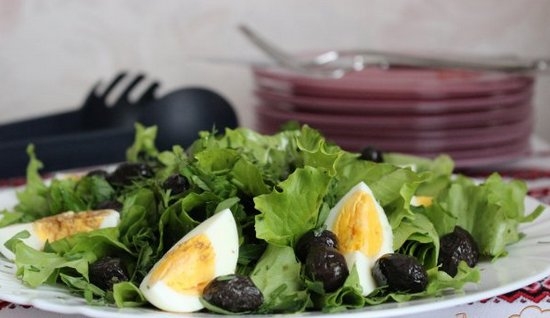 Салат с зеленью и маслинами