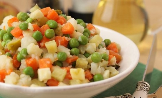 Салат из картофеля с зеленым горошком