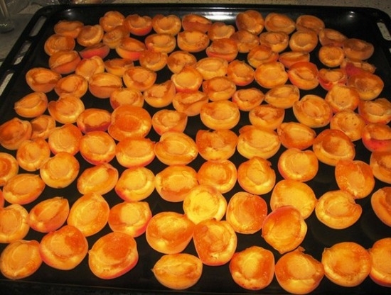 Как сушить абрикосы в духовке?