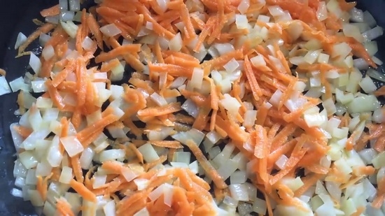 обжарьте морковь с луком