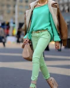 С каким цветом сочетается зелёный в одежде?
