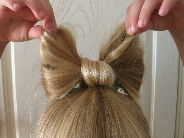 Детские волосы непослушные и мягкие, разной длины, поэтому необходимо уметь делать несколько видов детских причёсок для девочек на каждый день, которые порадуют Вашу маленькую принцессу и не отнимут много времени у Вас.  Подробнее: http://ladyspecial.ru/krasota/volosy/pricheski/detskie-pricheski-dlya-devochek-na-kazhdyj-den