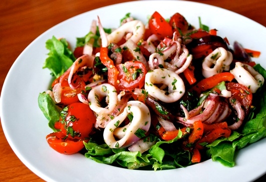 Салат с кальмарами – вкусный рецепт для ужина на скорую руку