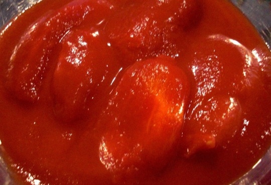Как приготовить очищенные помидоры в томатном соке?