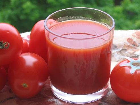 Помидоры в томатном соке с чесноком и хреном