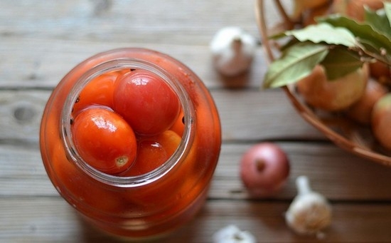 Маринадом залейте помидоры