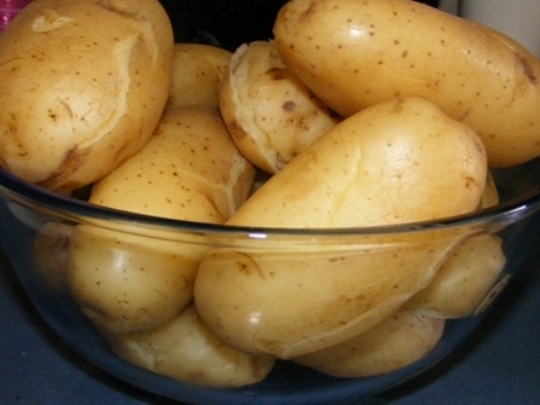 Как варить картошку в мундире для салата?