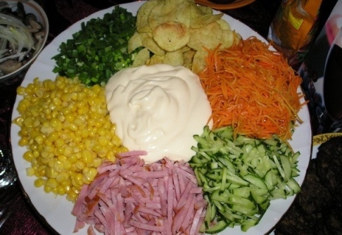 Салат Козел в огороде с чипсами и колбасой