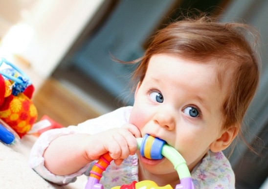 Прорезывание молочных зубов у детей: признаки